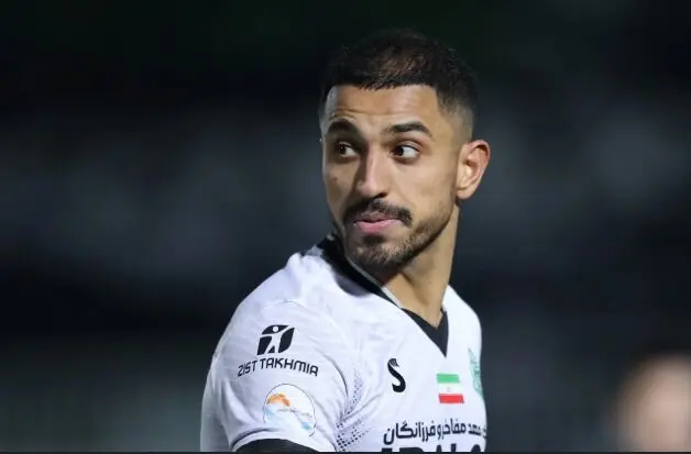 تصویر؛ وقتی ستاره جدید پرسپولیس تماشاچی دربی ۴-۲ بود