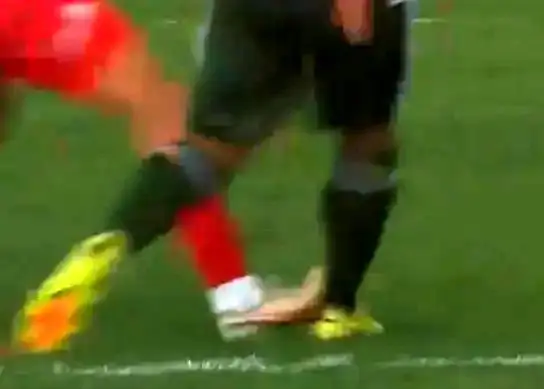 کارشناسی داوری بازی پرسپولیس - آلومینیوم؛ اخراج سرلک یا پنالتی پرسپولیس؟!