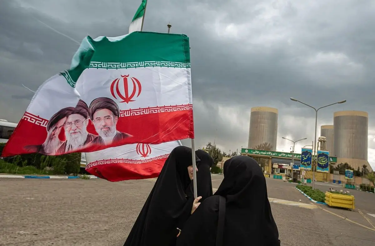 زنجیره‌ انسانی مقابل نیروگاه‌ها و پل‌ها