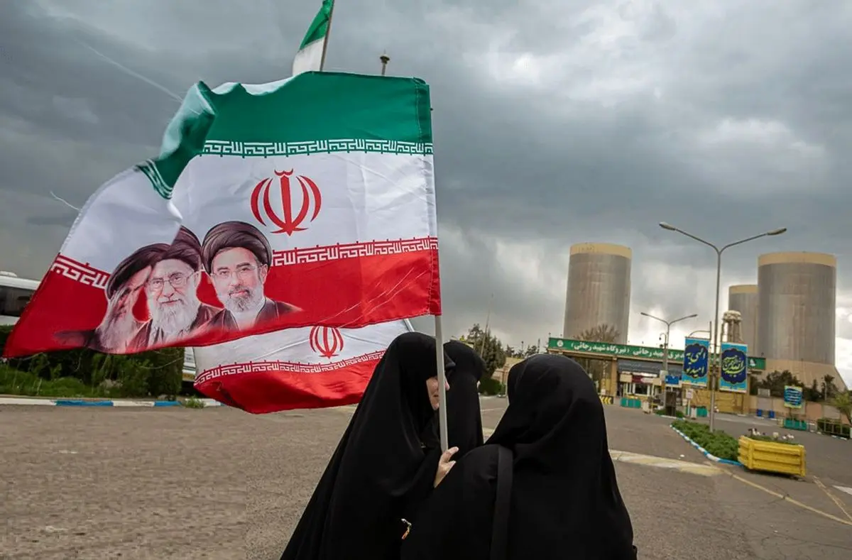 زنجیره‌ انسانی مقابل نیروگاه‌ها و پل‌ها