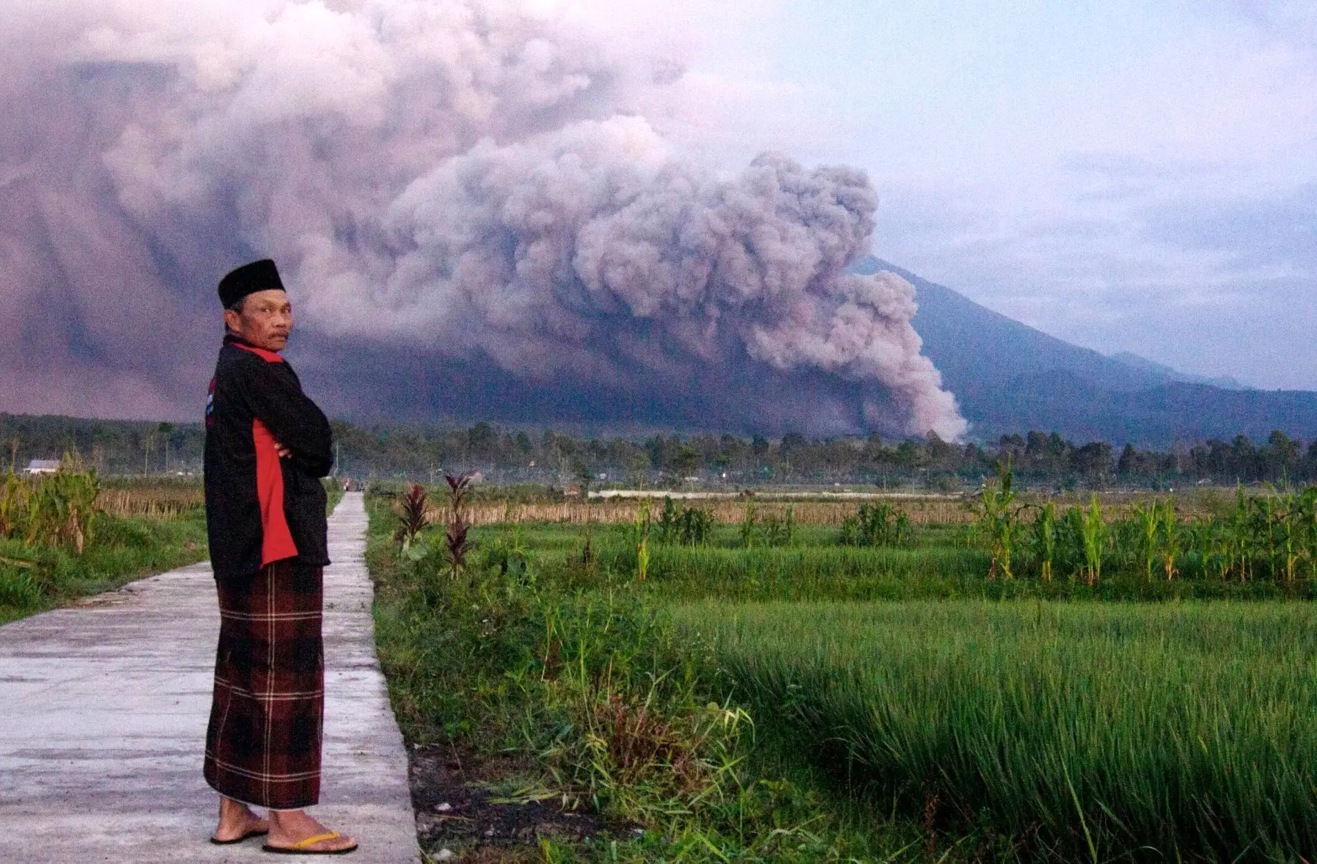 صحنه‌ای باشکوه از فوران آتشفشان سمرو در اندونزی