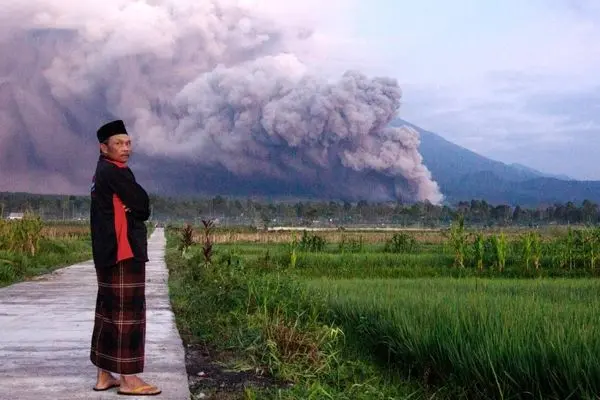 صحنه‌ای باشکوه از فوران آتشفشان سمرو در اندونزی