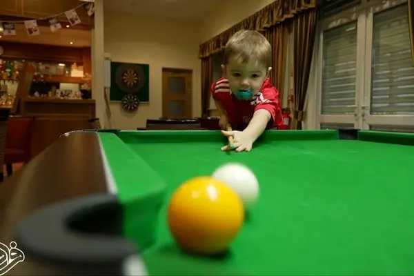 کودک دوساله جهان را با مهارتش در بیلیارد شگفت‌زده کرد