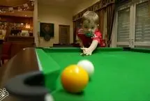 کودک دوساله جهان را با مهارتش در بیلیارد شگفت‌زده کرد