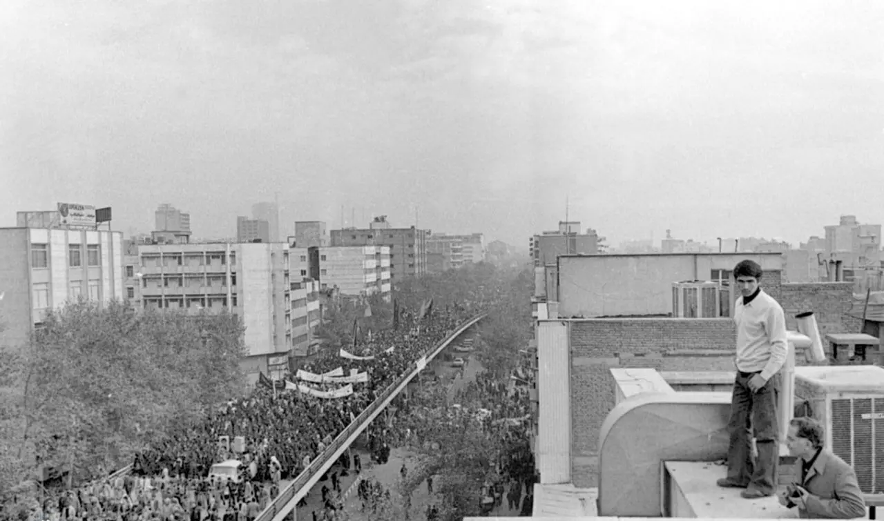 عکس‌های منتشرنشده از عاشورایی که مردم به میدان آزادی رفتند!