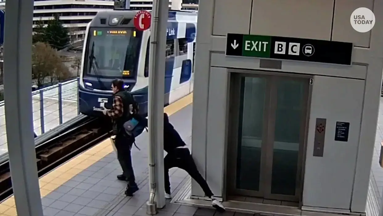 تلاش نافرجام برای انداختن مردی زیر قطار