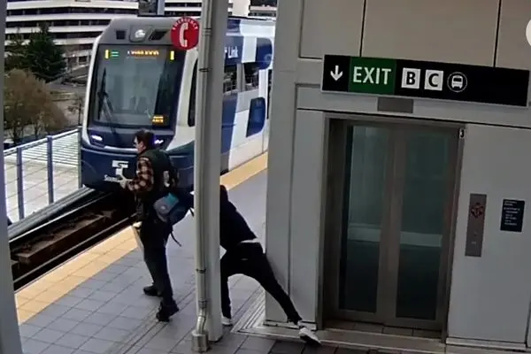 تلاش نافرجام برای انداختن مردی زیر قطار