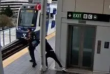 تلاش نافرجام برای انداختن مردی زیر قطار