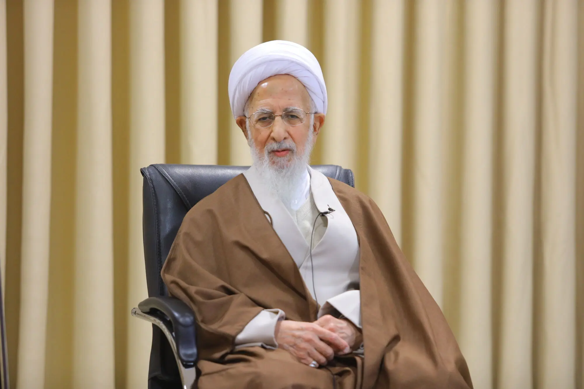 اقامه نماز بر پیکر رهبر شهید در قم توسط آیت الله جوادی آملی