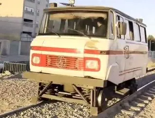 خودرویی عجیب در قم؛ مینی‌بوس روی ریل قطار