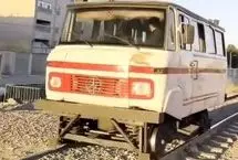 خودرویی عجیب در قم؛ مینی‌بوس روی ریل قطار