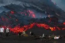 تماشای گدازه‌های آتشفشان اتنا از نزدیک
