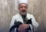 گربه‌ای در آغوش امام مسجد آرام گرفت 