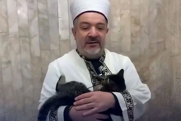 گربه‌ای در آغوش امام مسجد آرام گرفت 