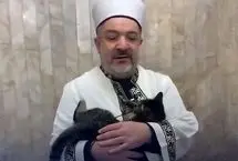 گربه‌ای در آغوش امام مسجد آرام گرفت 