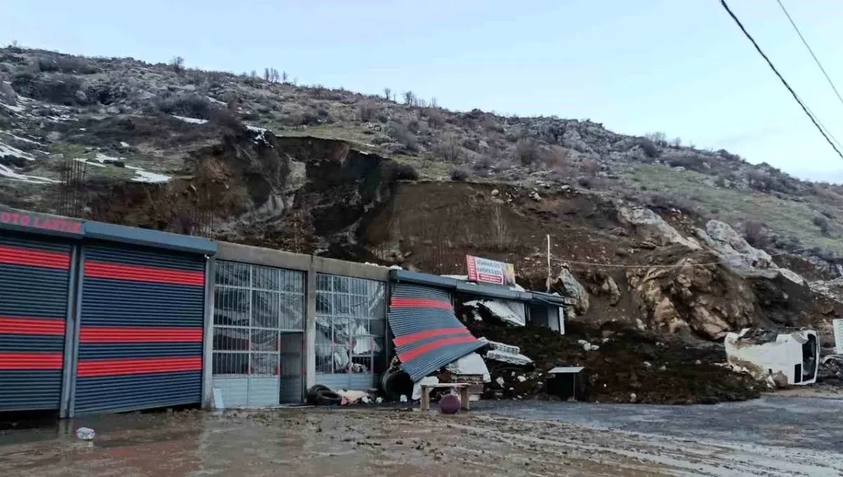 رانش زمین یه واحد تجاری را مدفون کرد