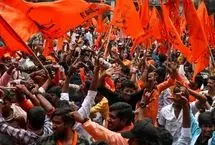 رقص هندوهای افراطی با شمشیر مقابل مسجد