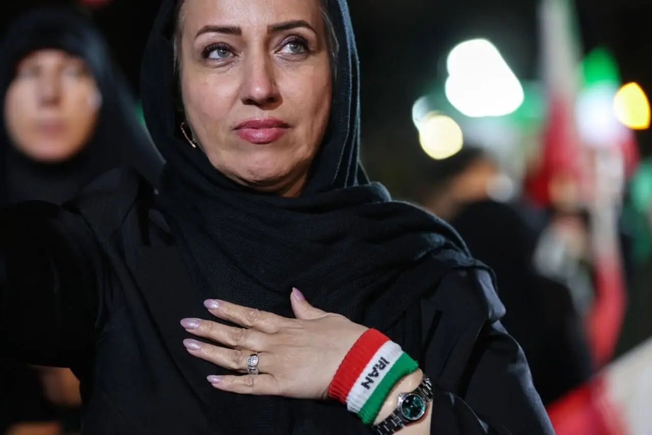 تصاویر؛ پهپاد صورتی و آبی در مرکز توجه میدان ولیعصر(عج)
