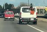 ببینید؛ آویزان شدن زندانی از پنجره خودروی انتقال زندانیان 