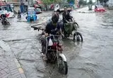 سیلاب در پاکستان؛ نجات معجزه‌آسای مرد گرفتار زیر پل