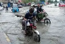 سیلاب در پاکستان؛ نجات معجزه‌آسای مرد گرفتار زیر پل