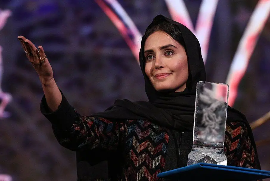عکس هنری الناز شاکردوست در یک کافه