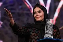 عکس هنری الناز شاکردوست در یک کافه