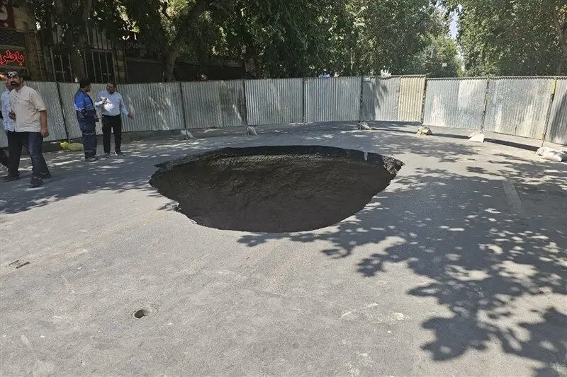 جزئیات ریزش خیابان نشاط اصفهان؛ پای حفاری مترو به میان آمد