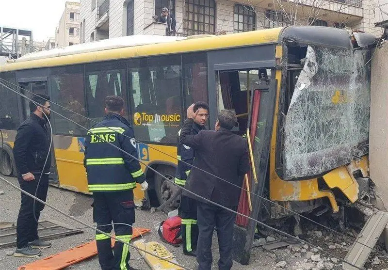 برخورد یک اتوبوس با مانع در بزرگراه ستاری؛ ۲ نفر مصدوم شدند

