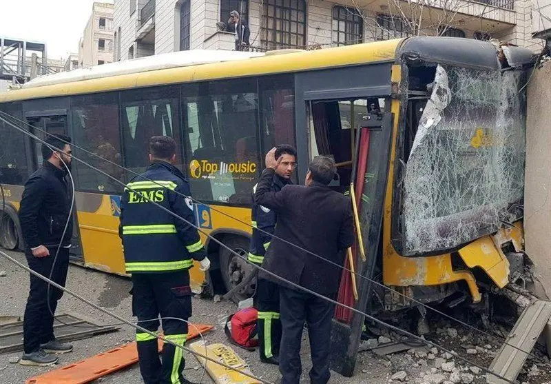 برخورد یک اتوبوس با مانع در بزرگراه ستاری؛ ۲ نفر مصدوم شدند
