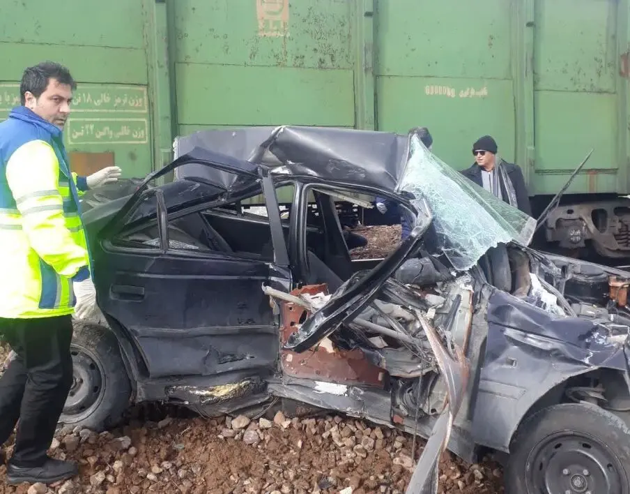 برخورد قطار با خودرو در ایستگاه راه‌آهن شازند