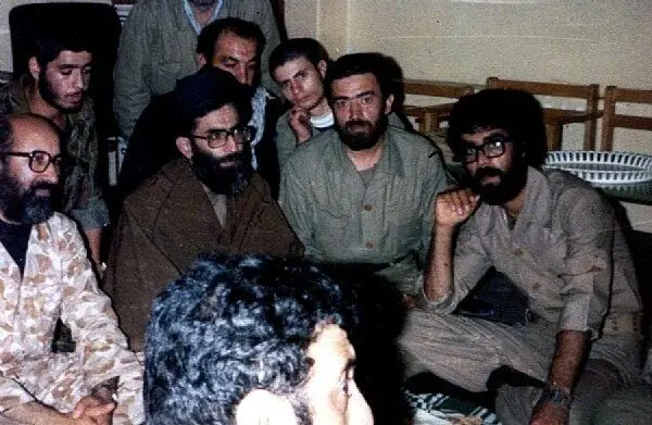 شهید چمران کنار رهبر انقلاب در صحرای طبس؛ اواخر دهه ۵۰