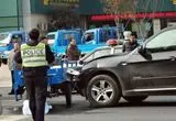 وزش باد یک پیرمرد را از حادثه مرگبار دور کرد