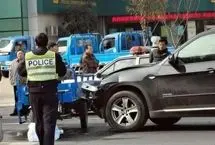وزش باد یک پیرمرد را از حادثه مرگبار دور کرد