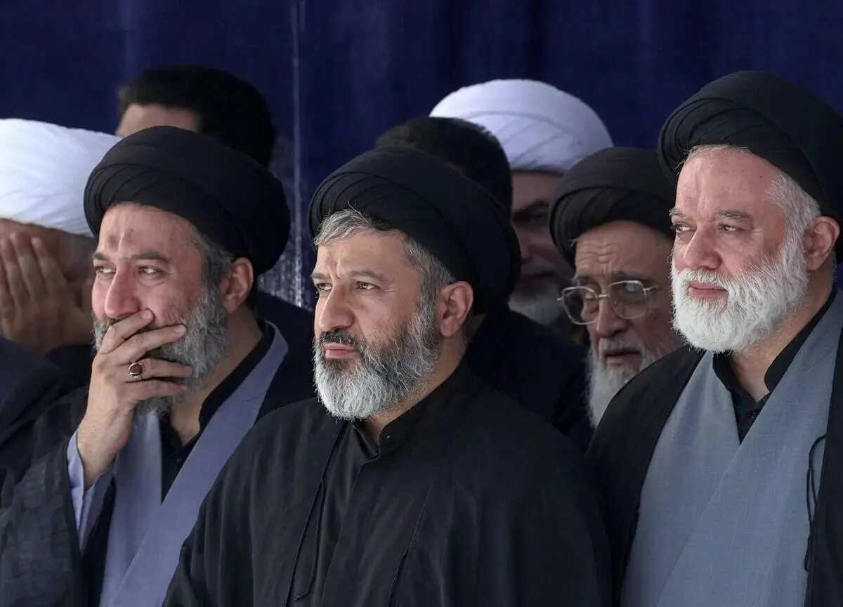 سیدمصطفی خامنه‌ای فرزند ارشد رهبر شهید در حرم امام حسین (ع)