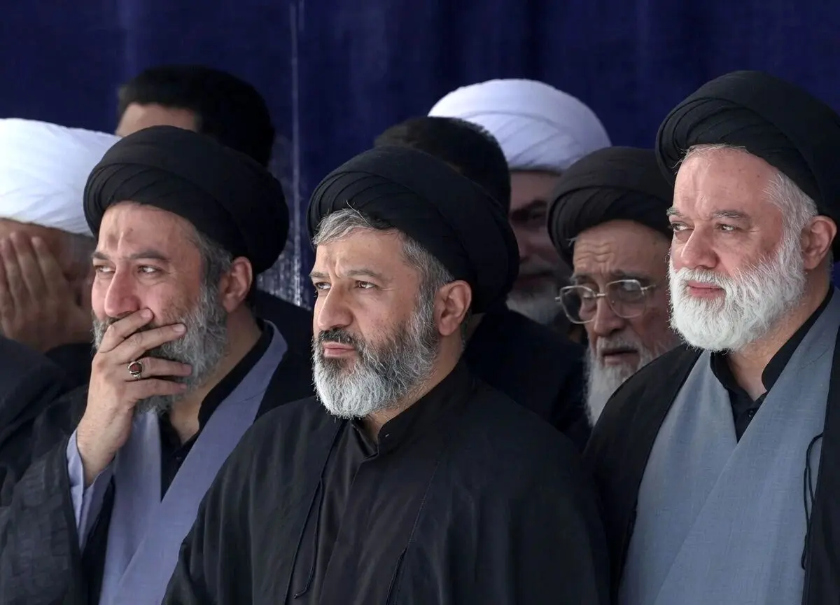 سیدمصطفی خامنه‌ای فرزند ارشد رهبر شهید در حرم امام حسین (ع)