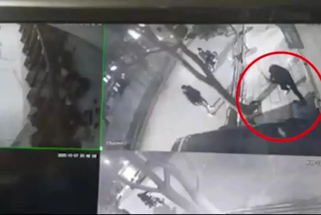 فیلم ضرب و شتم وحشتناک در بلوار دانشجو مشهد/ دو مهاجم با چماق مرد جوان را هدف گرفتند!