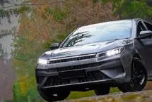 مقایسه کی‌ام‌سی J7 و فونیکس آریزو 6 پرو