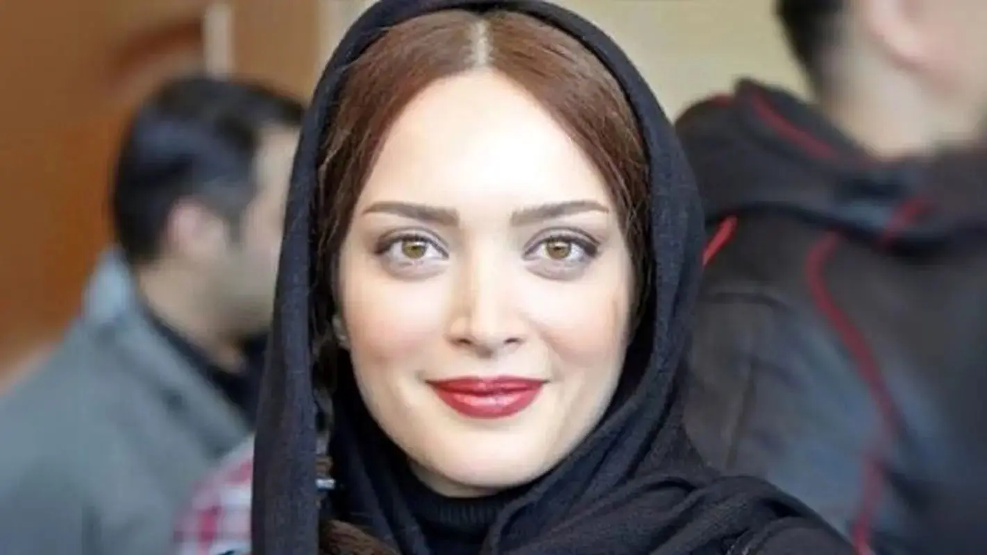 خوش و بش بهنوش طباطبایی با علیرضا قربانی در جشن حافظ