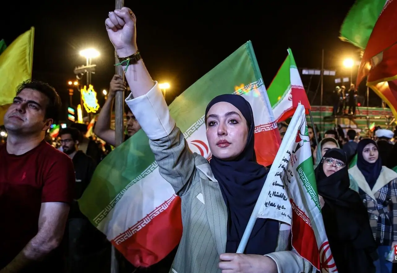 ذوق زده شدن چند دختر با دیدن یک پلیس زن در تجمع شبانه