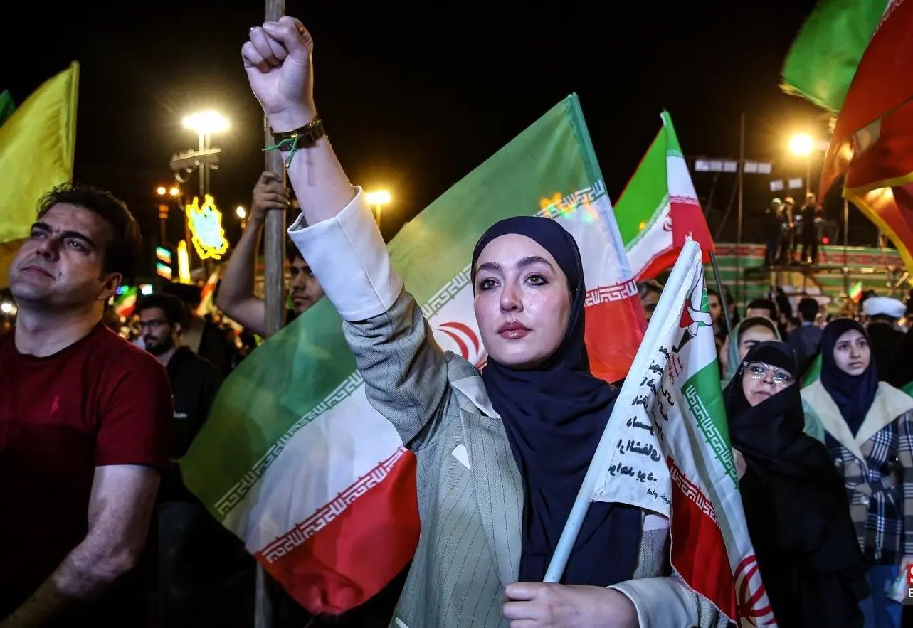 ذوق زده شدن چند دختر با دیدن یک پلیس زن در تجمع شبانه
