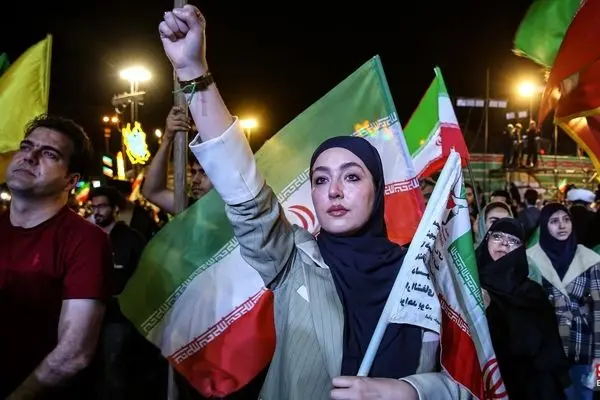 ذوق زده شدن چند دختر با دیدن یک پلیس زن در تجمع شبانه