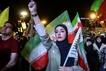 ذوق زده شدن چند دختر با دیدن یک پلیس زن در تجمع شبانه