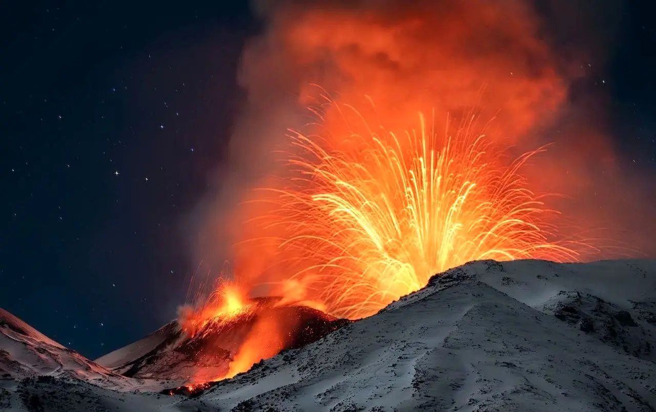 فوران آتشفشان اتنا در نخستین ساعات سال ۲۰۲۶