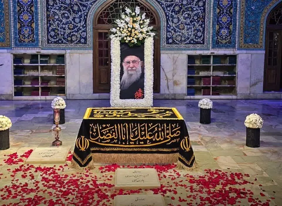 نمایی متفاوت از مزار رهبر شهید و خانواده شهید ایشان