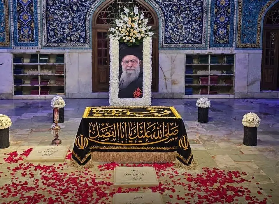 نمایی متفاوت از مزار رهبر شهید و خانواده شهید ایشان