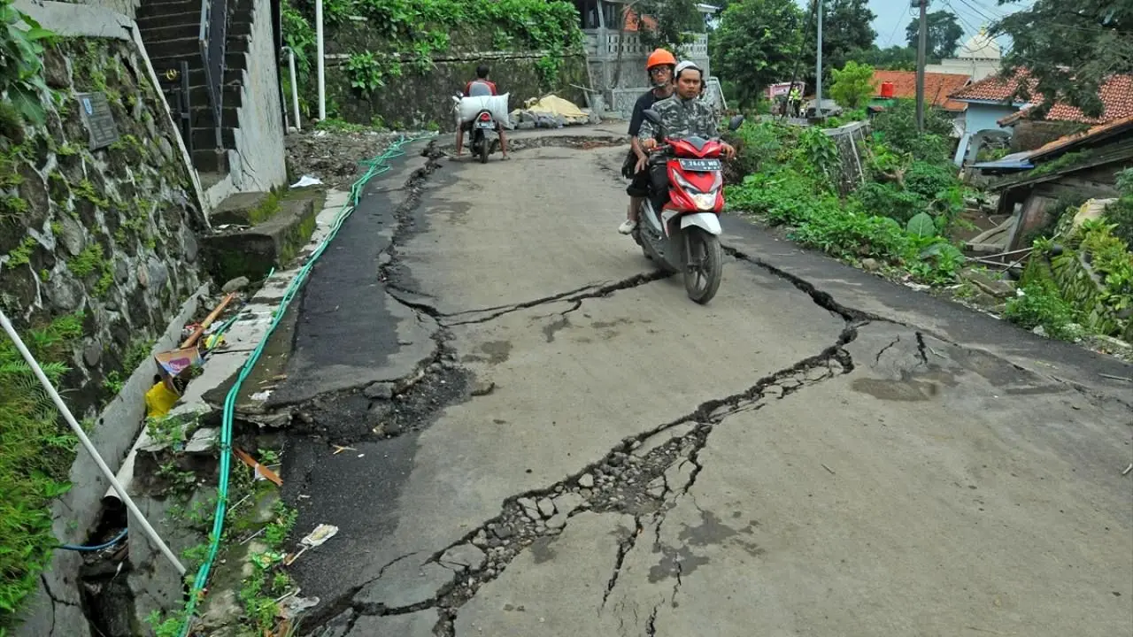 رانش زمین در شهری در ایتالیا و فروریختن جاده