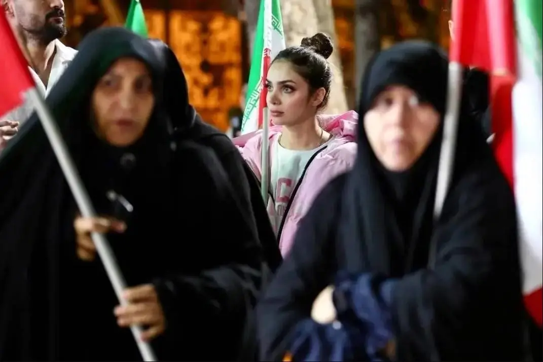 متن و حاشیه اجتماع شبانه در باغ فردوس تهران