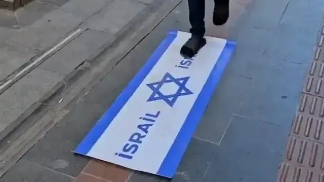 ببینید؛ پرچم اسرائیل توسط گوسفندان لگدمال شد!