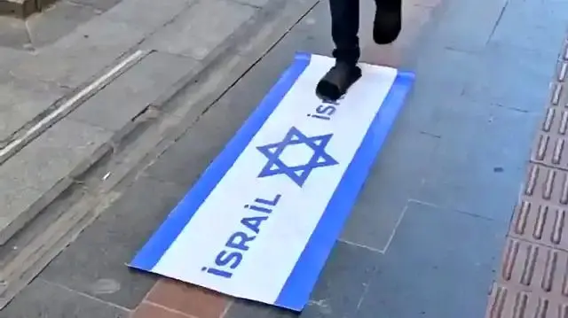 ببینید؛ پرچم اسرائیل توسط گوسفندان لگدمال شد!